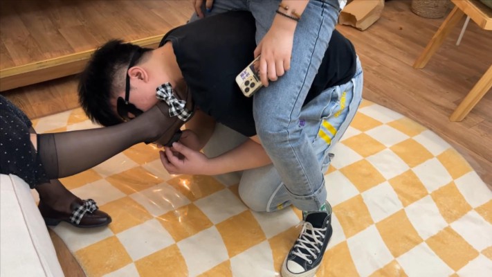 【子怡工作室】给姐姐清理鞋底的狗 YC-220503-3