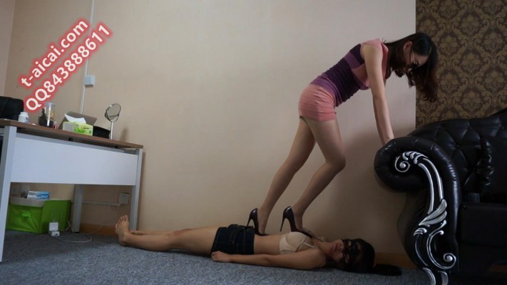 【小妮女女】三双高跟鞋虐踩女奴 ACNN75