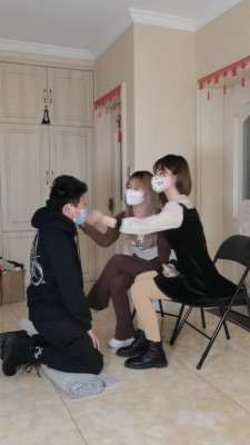 双女神模特踢裆耳光闻脚 YC-220905-3