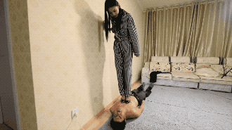 凶狠高跟踩踏
