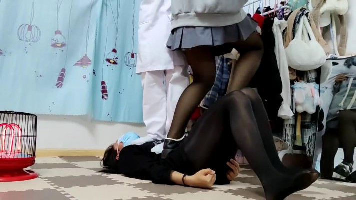 【00后蕬小乃】全体重踩踏瘦小女M YC-220202