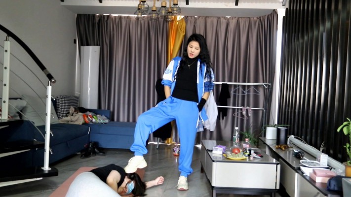 【惑心】女校霸爆踩女奴踩爆