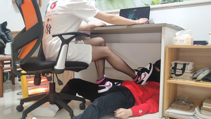 168cm黑丝AJ中山少女姿默玩LOL，无意识把狗头狗裆当脚垫 YC-220224-3