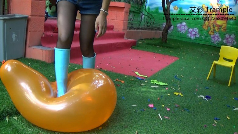 黑丝运动鞋雨靴踩气球