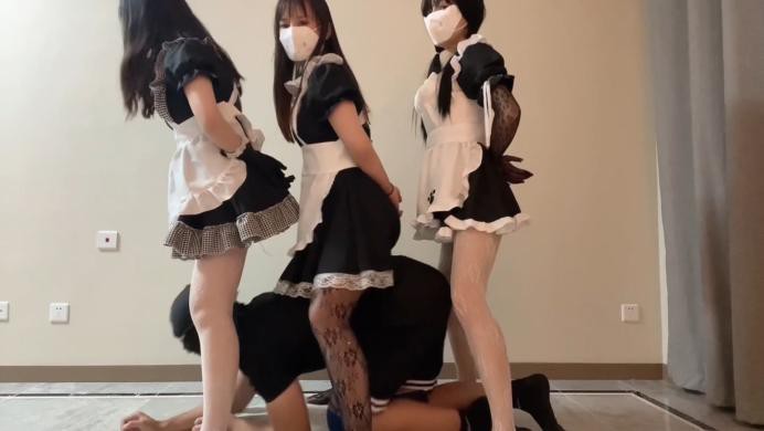 【珂玥】三女仆小姐姐调戏玩弄女仆小姐姐丝袜美脚跳踩踢打闻脚群虐臭狗奴YC-220719-4