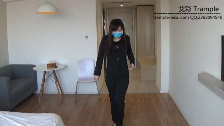高跟白色运动鞋木板 物品粉碎_HD绳艺资源