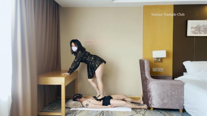 【台湾踩踏俱乐部】国内首发台湾少妇丝袜高跟踩人肉毯子摇头蹦迪凶狠跳踩