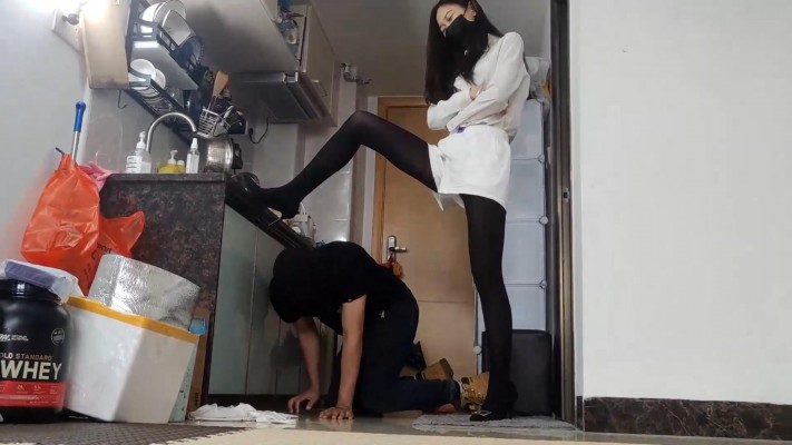 白领小鱼大人黑丝高跟大长腿羞辱胯下狗，命令钻胯，践踏狗头 YC-220429