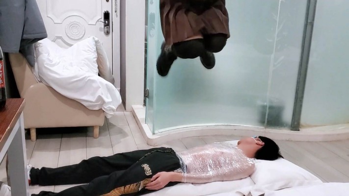 【橘子粥】保鲜膜缠身强制踩踏 YC-230223-7