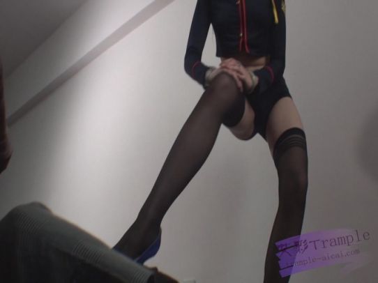 长腿女杀手黑道三兄弟(上)–脚踩脖子吐血