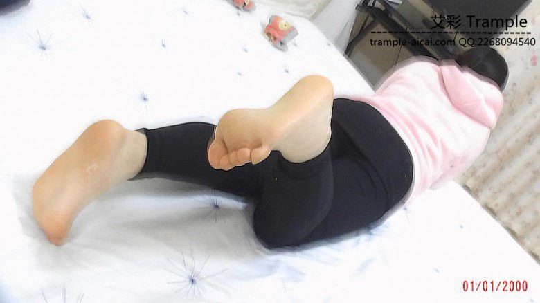 学生一族手机党妹妹脚虐