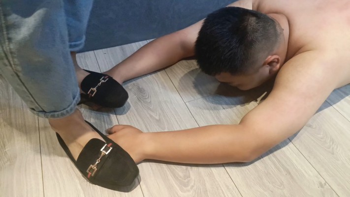 宿管阿姨和闺蜜狠踩贱狗全身踩破皮 YC-220502-8