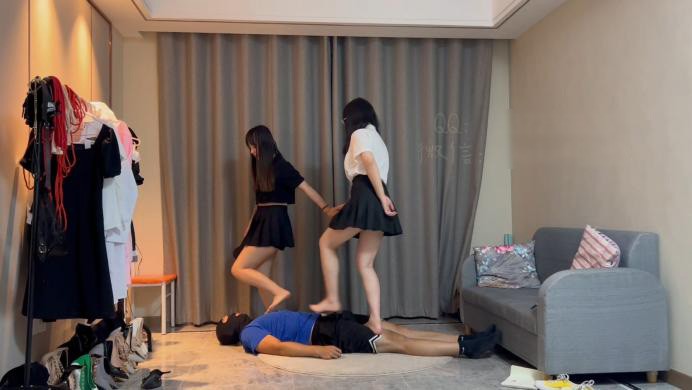 【剧情】欠钱不还的下场【珂玥S】带18岁妹妹踩踏耳光踢打跳踩欠钱的老赖 YC-220725-3