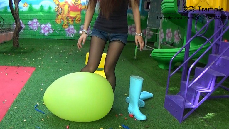 黑丝运动鞋雨靴踩气球