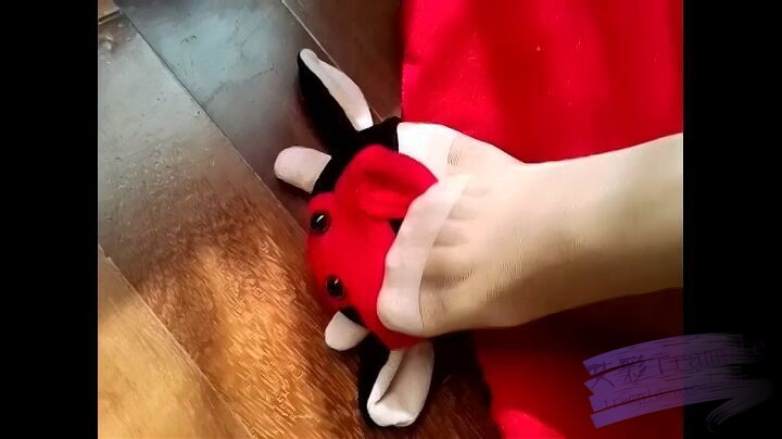 艾丝女王肉丝调教踩踏新手奴