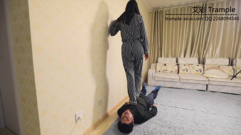 凶狠高跟踩踏