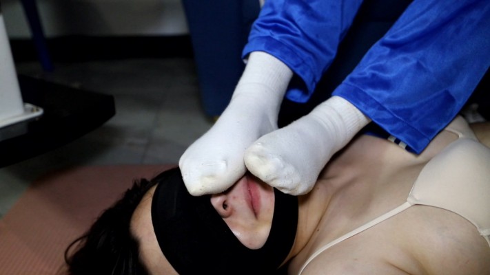 【惑心】女奴给新来的女主闻臭袜舔臭脚