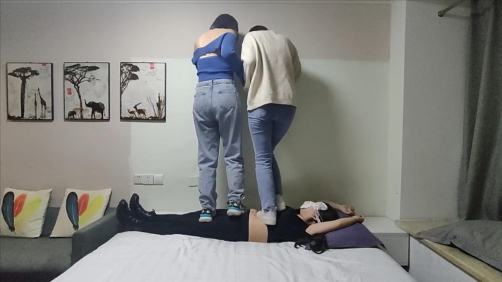 【珂珂女m】带男朋友看我是怎么被主子和她闺蜜全体重踩踏的 YC-221108