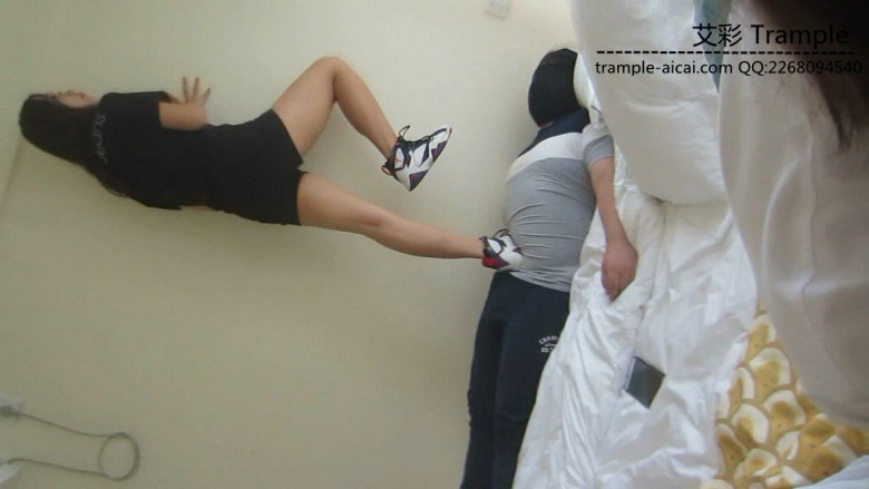 篮球aj7长腿美女脏篮球鞋踩跺