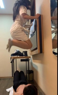 高空跳踩骨裂-120斤跆拳道女孩高空跳踩，被跆拳道学生妹踩断肋骨 YC-220501-8