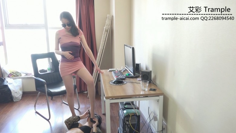 『小妮女女』性感女主残忍偷情贱保姆