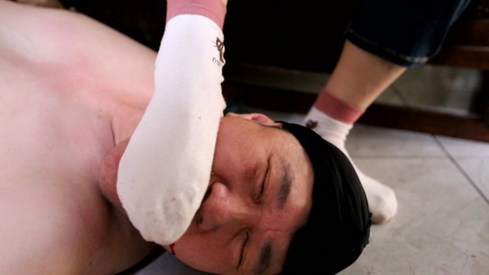 【橘子喵】强迫贱狗舔运动后的白袜舔鞋底