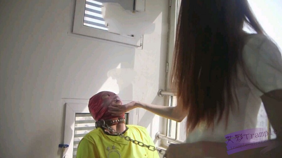 甜甜美女大狗链拴狗调教