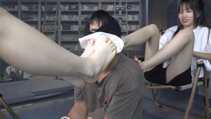 【南国原创】晓琴和闺蜜苏苏臭袜子折磨班长，脚趾夹鼻子，控制，臭味惩罚 YC-221015-5