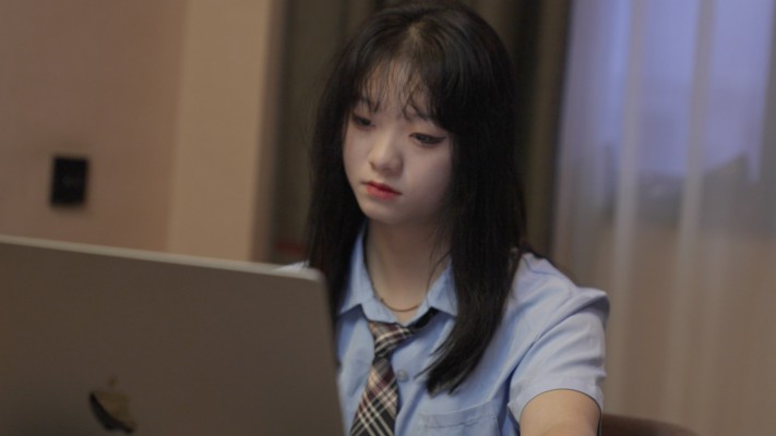 【第5风格】鲨鱼酱边玩电脑边享受舔脚服务 YC-230213