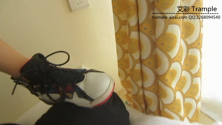 篮球aj7长腿美女脏篮球鞋踩跺