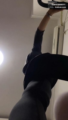 【雅泫】pov舔鞋舔脚踩脸踩裆 YC-220721-6