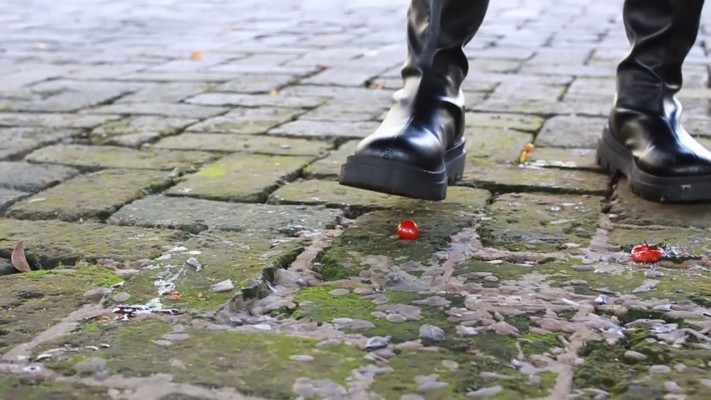 【黑丝诱惑】00后素人姣姣的室外黑丝诱惑长靴踩踏 YC-221110