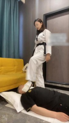 【LAPAPA】初六40码大脚跆拳道疯狂脚耳光强迫贱货舔脚 大脚踹扁贱狗 YC-220804-4