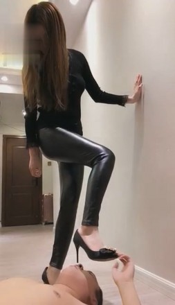 vivi-皮裤坐脸窒息憋出血