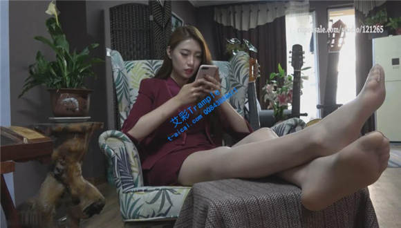 三个小姐姐把脚丫搭桌子上