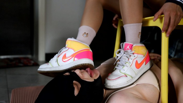 【芊芊】JK配AJ 臭袜插嘴脚耳光