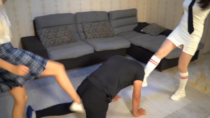 【W.K.T】—巍巍/圆圆双人踢碎色狼下体 YC-220725-4