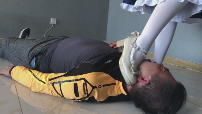 洛丽塔美女踩踏调教 YC-220309-4