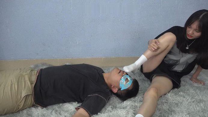 【南国原创】刁蛮女神美妮击败匪徒，腿绞控制呼吸，刺激的语言和剧情！ YC-220529-5