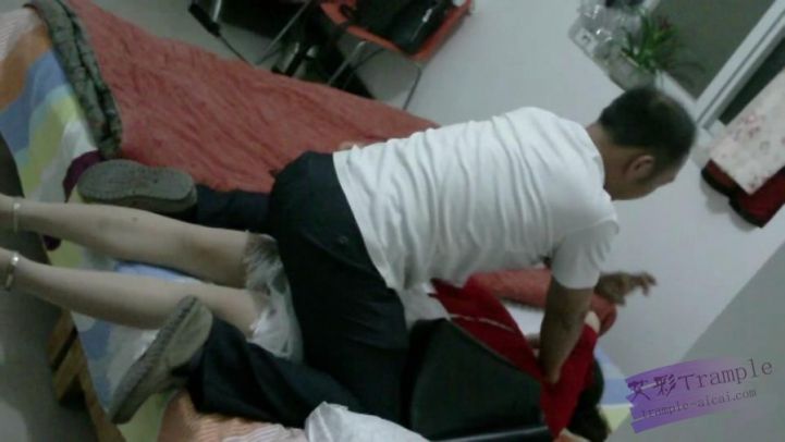 美少女惩治男.