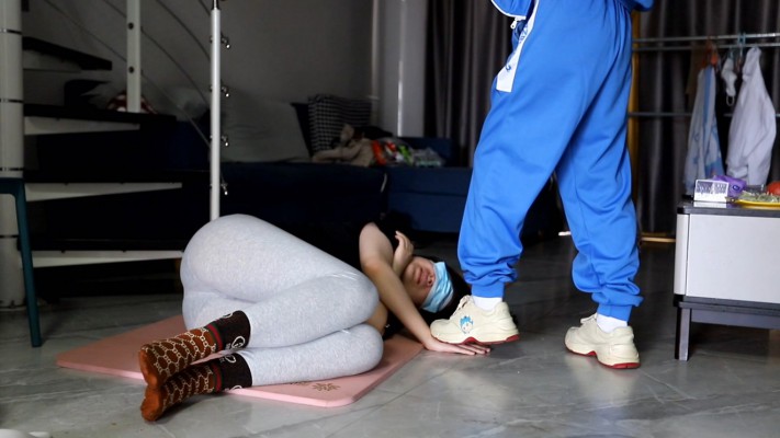 【惑心】女校霸爆踩女奴踩爆