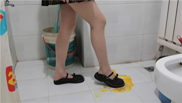 娇娇踩食物给你吃