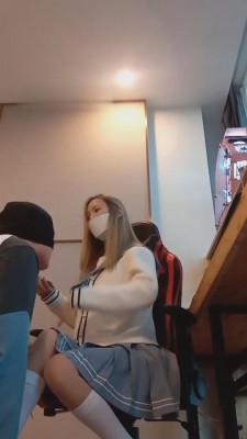 【重庆柠檬s】小白鞋过膝袜揍18岁学生狗 bf10144