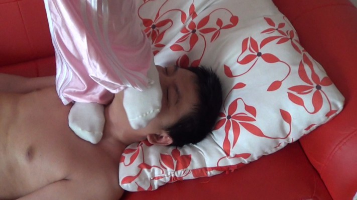 小瑶全体重踩脸踩脖子闻原味白袜