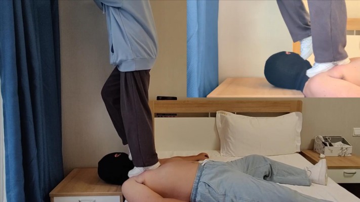 【00后小彤】放假玩哥哥 全体重踩脸 吃脏鞋踩的食物 YC-2212110