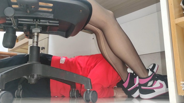 168cm黑丝AJ中山少女姿默玩LOL，无意识把狗头狗裆当脚垫 YC-220224-3