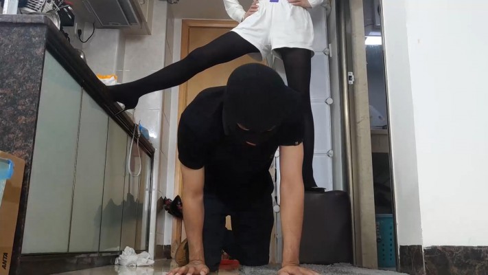 白领小鱼大人黑丝高跟大长腿羞辱胯下狗，命令钻胯，践踏狗头 YC-220429