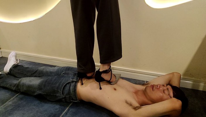 梦晨女王踩踏 YC-220817-8