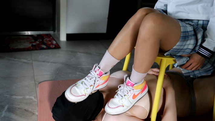 【芊芊】JK配AJ 臭袜插嘴脚耳光