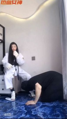 18岁绝美女学生s跆拳道美脚踹烂贱M狗裆-18岁学生S跆拳道踢裆调教 YC-220429-5